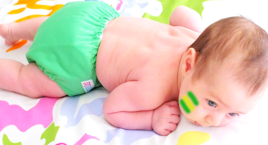 O João com a fralda de pano da Piriuki com as cores da Seleção