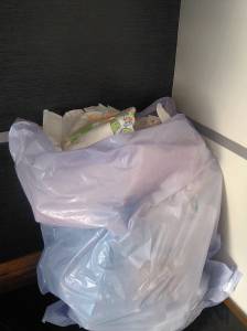 Um dos nossos sacos de lixo antes das fraldas de pano